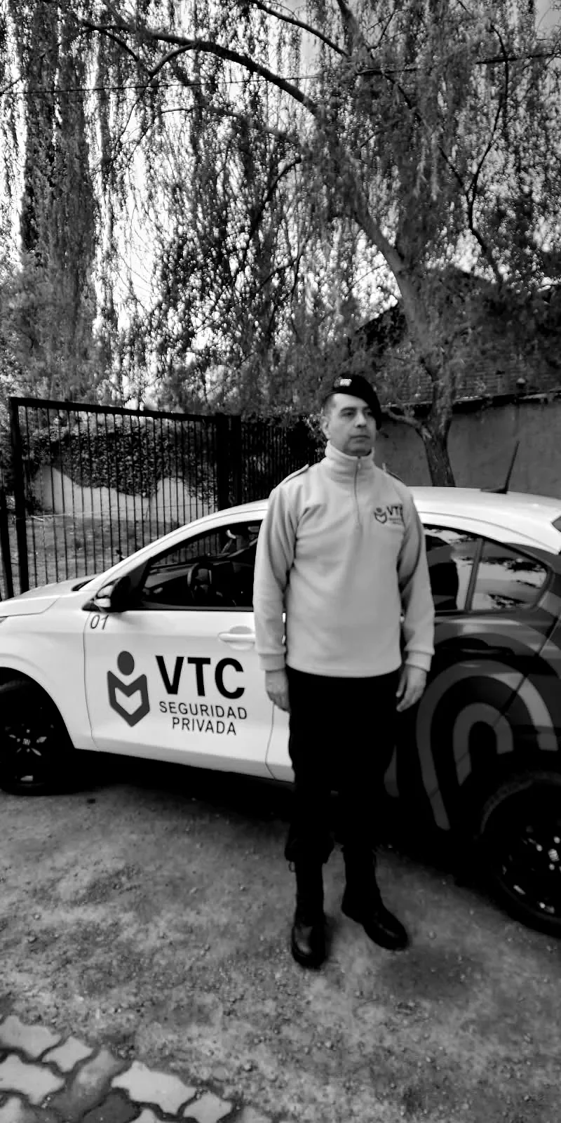Vigilador de VTC Seguridad, empresa de seguridad en Mendoza, realizando control de accesos